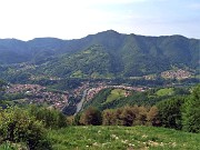 24 Dal Pizzo (921 m) vista spettacolare su Zogno, le frazioni e il Canto Alto